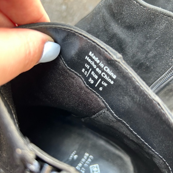 Black boots - Picture 3 of 4